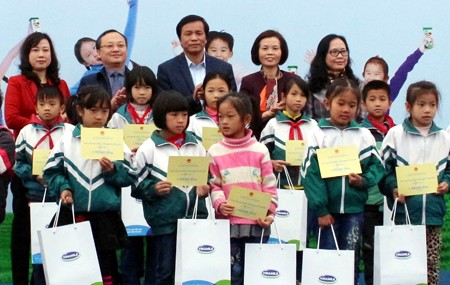  Le FPEV distribue du lait et des bourses d’études aux enfants de Hung Yên