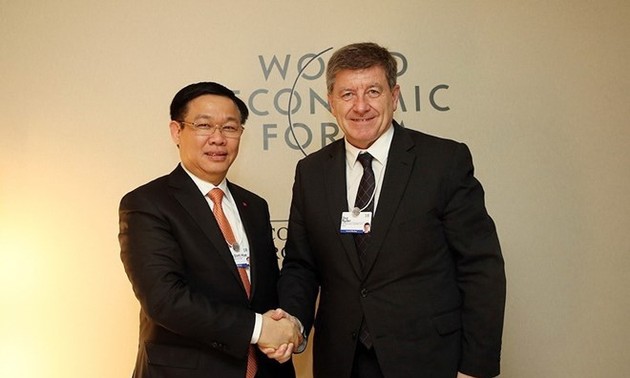 Activités de Vuong Dinh Hue à la réunion annuelle du Forum économique mondial