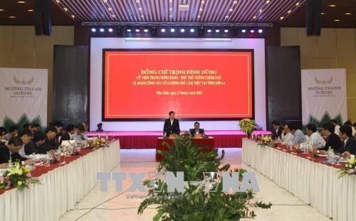  Le vice-Premier ministre Trinh Dinh Dung en déplacement à Son La