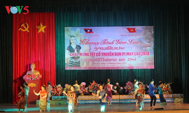 Célébration de la fête Bunpimay aux élèves du Laos à Son La
