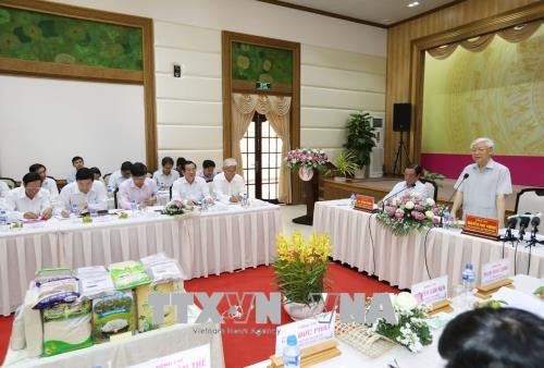  Nguyên Phu Trong travaille avec les principaux responsables de Dông Thap