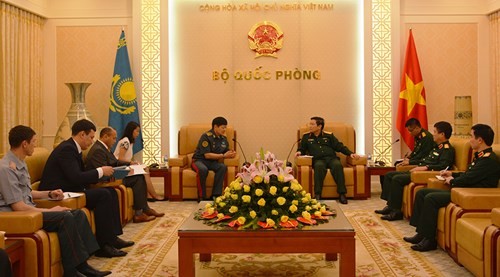 Le vice-ministre kazakh de la Défense reçu par Ngô Xuân Lich