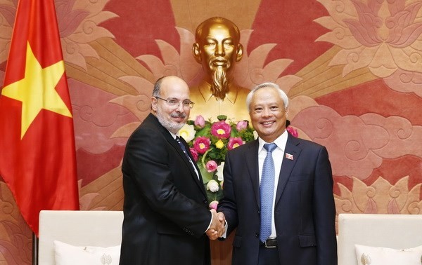 Une délégation du ministère ministère cubain des Affaires étrangères en visite au Vietnam
