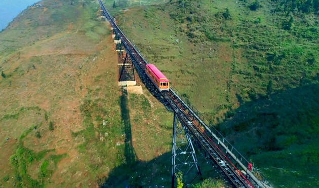 Sapa mit dem Blick aus Bergbahn Muong Hoa bewundern