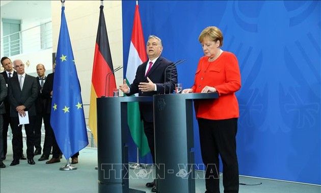 Angela Merkel et Viktor Orban s'opposent sur les «valeurs» de l'Europe