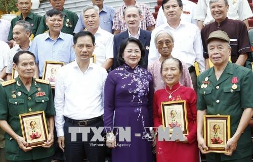 Une délégation de personnes méritantes de la patrie reçue par Dang Thi Ngoc Thinh