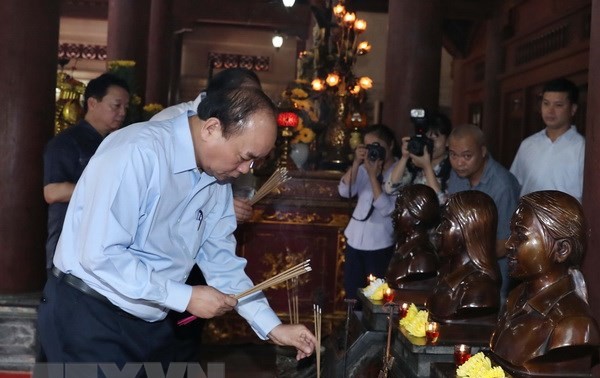 Le Premier ministre rend hommage au président Hô Chi Minh