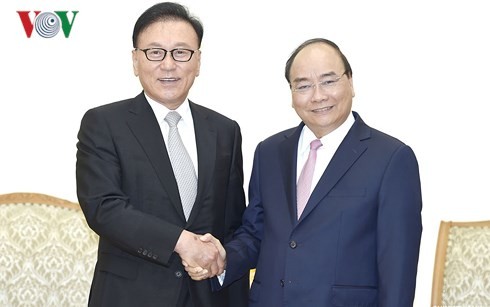Nguyên Xuân Phuc accueille des entrepreneurs sud-coréens