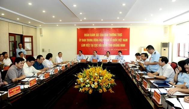 Le président du FPV travaille avec le service des douanes de Quang Ninh