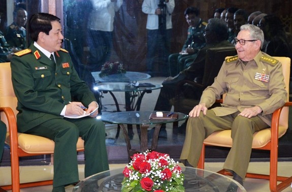 Un responsable de l’Armée populaire vietnamienne reçu par Raul Castro