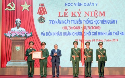 Nguyên Xuân Phuc au 70e anniversaire de la fondation de l’Académie de médecine militaire