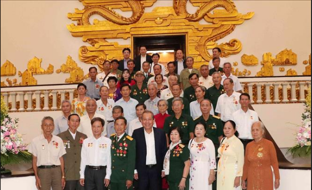 Une délégation de personnes méritantes reçue par Truong Hoa Binh 