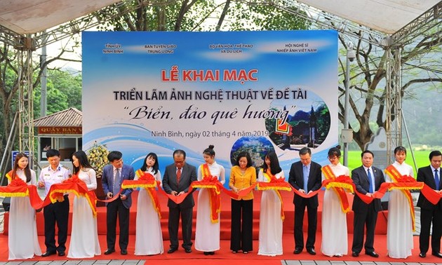 Exposition de photos «La mer et les îles de la Patrie» à Ninh Binh
