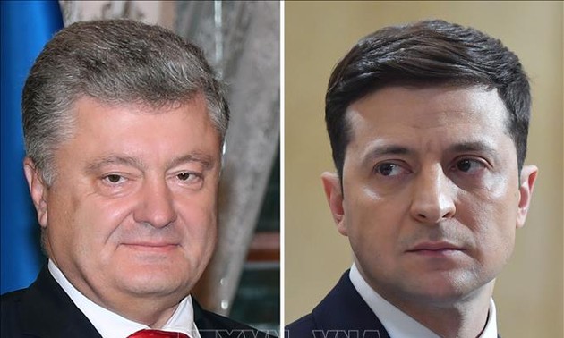 Ukraine: les deux finalistes de la présidentielle débattront dans un stade de football