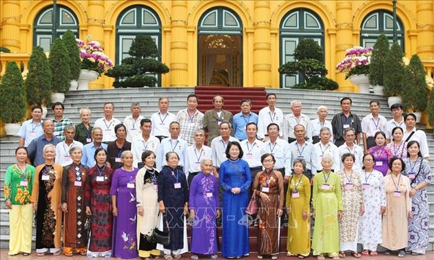 Une délégation de personnes méritantes de la patrie reçue par Dang Thi Ngoc Thinh