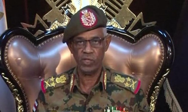 Soudan : le chef du Conseil militaire de transition annonce sa démission, les manifestants crient victoire