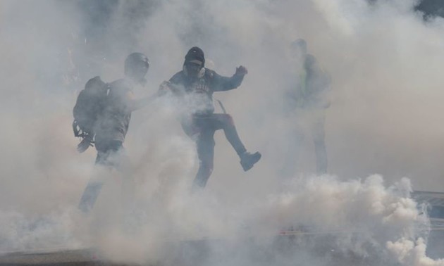 Gilets jaunes: la mobilisation en légère hausse, des tensions à Paris et Toulouse 
