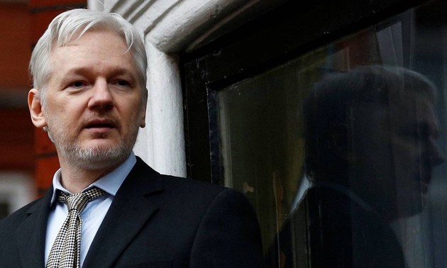 Le père de Julian Assange demande à Canberra de le rapatrier en Australie