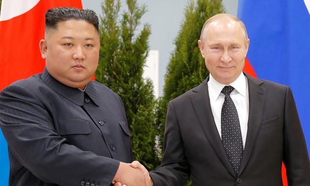 À Vladivostok, Vladimir Poutine appuie les garanties réclamées par Kim Jong-un