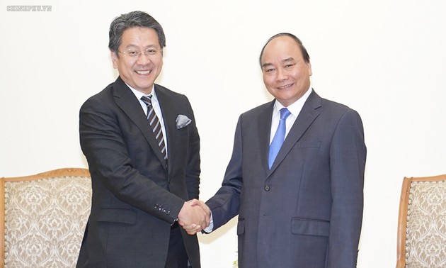 Le gouverneur de la JBIC reçu par Nguyên Xuân Phuc