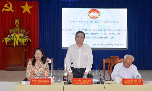 Trân Thanh Mân travaille avec le conseil d’administration de la secte bouddhique Hoa Hao