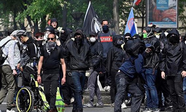 Des “gilets noirs” clandestins évacués du Panthéon à Paris