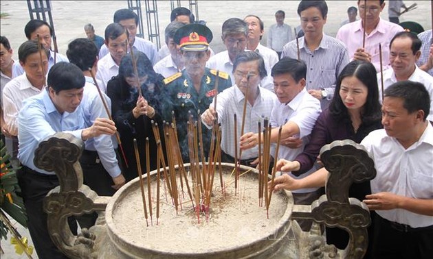 Offrande d’encens à l’ancien secrétaire général du Parti Lê Duân et des Héros morts pour la Patrie