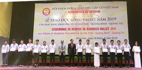 Plus de 200 bourses d’Odon Vallet à des élèves et étudiants de Thua Thiên-Huê
