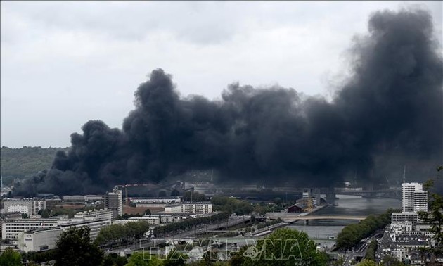 Incendie maîtrisé dans une usine chimique en France