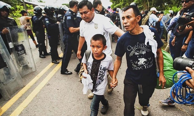 La police militaire mexicaine arrête une caravane de migrants en route vers les États-Unis