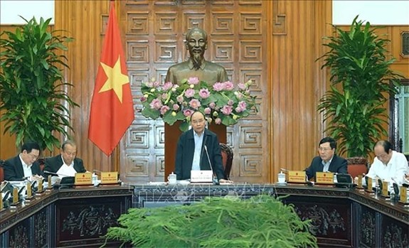 Nguyên Xuân Phuc préside une réunion de la permanence du gouvernement