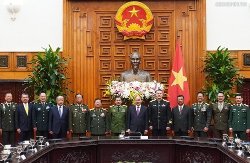 Nguyên Xuân Phuc reçoit des officiels militaires à l’occasion du 75e anniversaire de l’Armée populaire du Vietnam