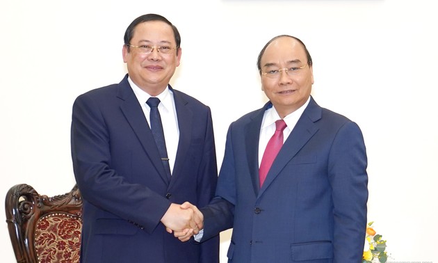 Nguyên Xuân Phuc reçoit le vice-PM et ministre laotien du Plan et de l’Investissement 