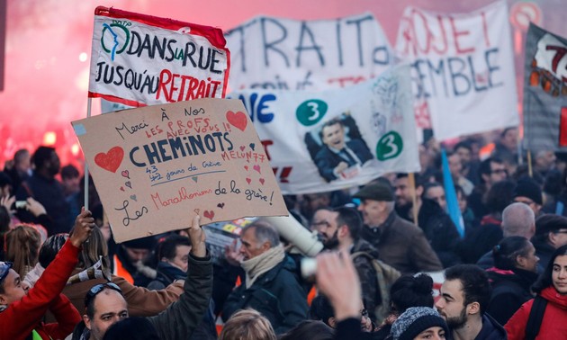 Retraites: les protestations se poursuivent en France
