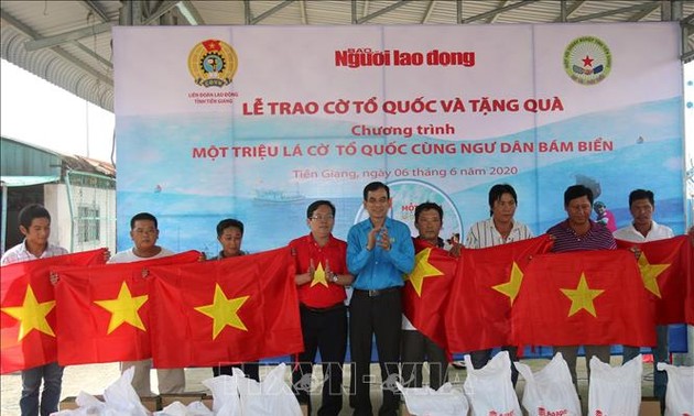Remise de 2000 drapeaux nationaux aux pêcheurs