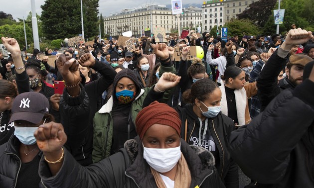 10.000 personnes manifestent contre le racisme à Genève