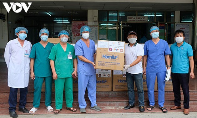 3000 surblouses offertes par VOV à des hôpitaux de Danang et Quang Nam