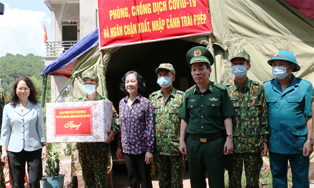 La cheffe de la commission centrale de sensibilisation rend visite aux gardes-frontières de Lang Son