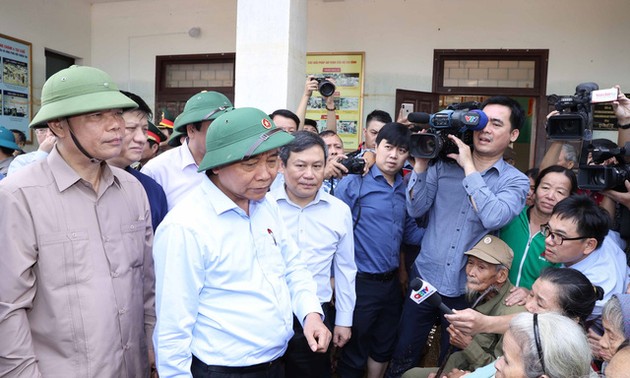 Crues: Nguyên Xuân Phuc au chevet des sinistrés de Quang Binh