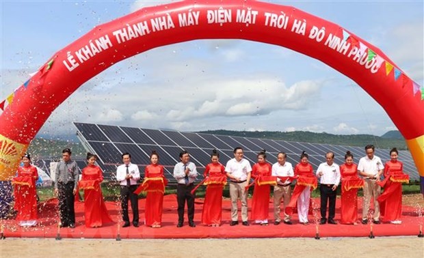 Inauguration de la centrale solaire photovoltaïque de Ninh Thuân (centre)