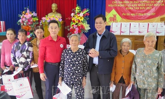 Têt : la Croix-Rouge du Vietnam offre des cadeaux aux sinistrés des catastrophes naturelles à Phu Yên