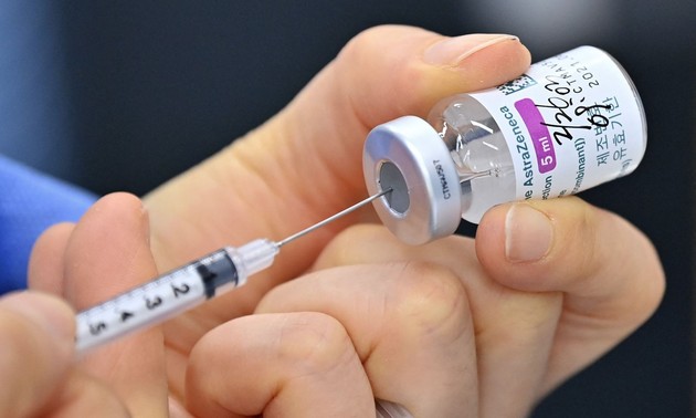 Royaume-Uni: le régulateur recommande de limiter le vaccin Astra Zeneca aux plus de 40 ans
