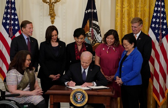 Joe Biden signe un projet de loi visant à lutter contre les crimes de haine perpétrés contre les Asiatiques