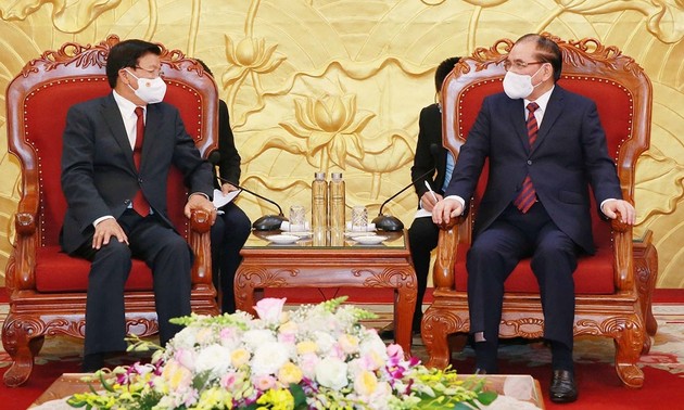 Thongloun Sisoulith rencontre d'anciens dirigeants vietnamiens