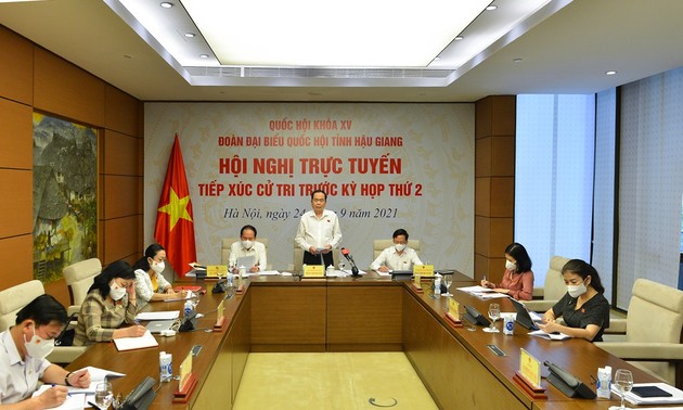Trân Thanh Mân rencontre virtuellement des électeurs de la province de Hâu Giang