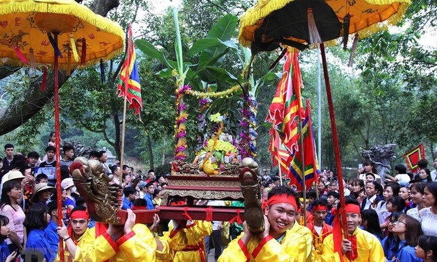 Ouverture de la fête du génie Giong au temple de Phù Dông
