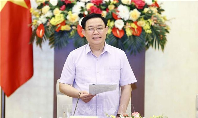 Vuong Dinh Huê à une conférence sur les modifications de la loi foncière