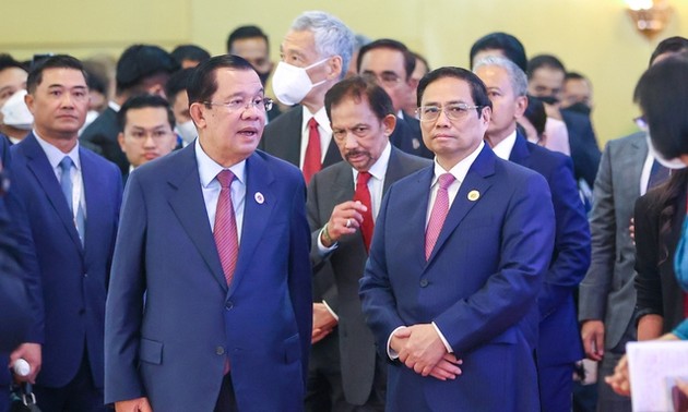 Ouverture officielle des 40e et 41e sommets de l'ASEAN à Phnom Penh