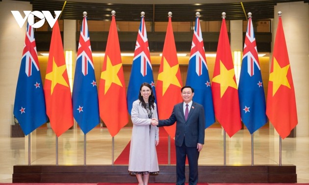 ​ Entrevue entre Vuong Dinh Huê et la Première ministre néo-zélandaise