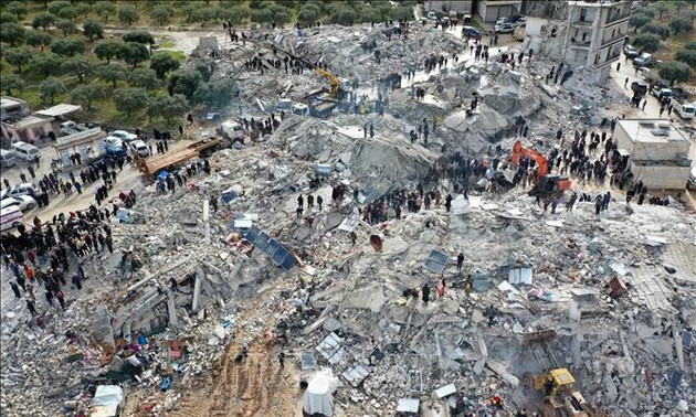 Séismes en Turquie et en Syrie: le bilan dépasse les 4.300 morts et 14.500 blessés, après une journée de recherches dans les décombres